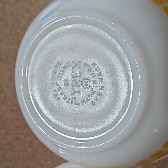 Vintage 2 Pyrex 1.5 Qt Yellow Dot Mixing Bowls!!! - Picture 9 of 17